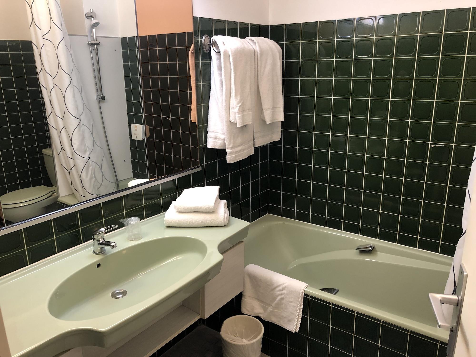Adonis Lyon Est Hotel Artys Saint-Priest-en-Jarez المظهر الخارجي الصورة