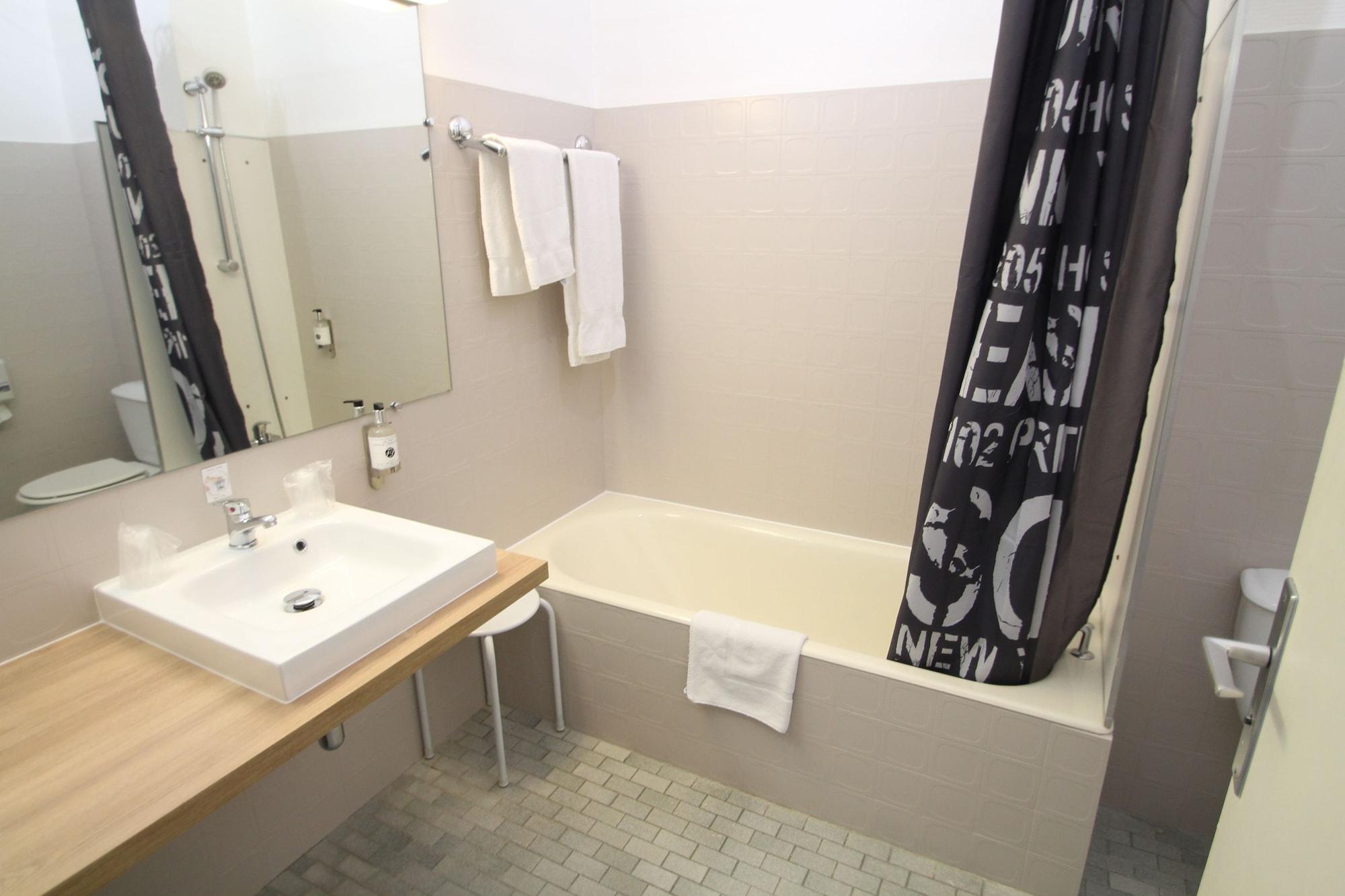 Adonis Lyon Est Hotel Artys Saint-Priest-en-Jarez المظهر الخارجي الصورة